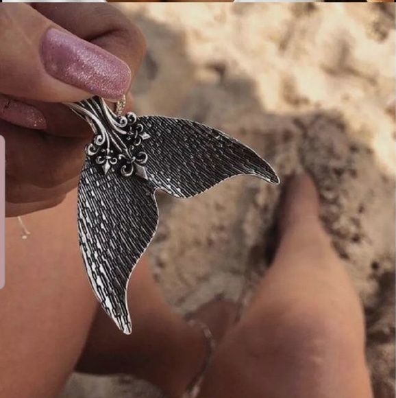 New Mermaid Necklace - Picture 2 of 3